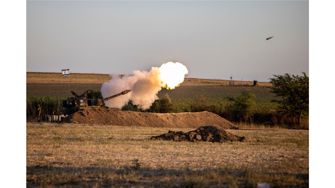 Unit artileri Israel menembakkan rudal ke sasaran di Jalur Gaza, dekat perbatasan Gaza-Israel, Rabu, 19 Mei 2021. (Foto AP / Tsafrir Abayov)