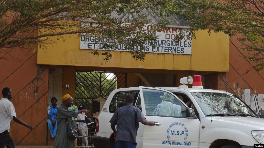 Pintu masuk rumah sakit Donka Hospital, tempat penderita virus ebola dirawat, di Conakry 28 Maret 2014. 