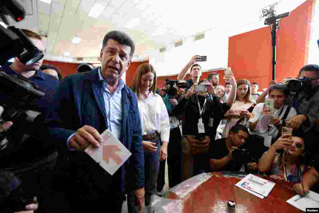 El principal candidato presidencial de la oposición de Paraguay y líder de la coalición de centroizquierda Concertación Nacional, Efraín Alegre, vota durante las elecciones, en Lambare, Paraguay, el 30 de abril de 2023.