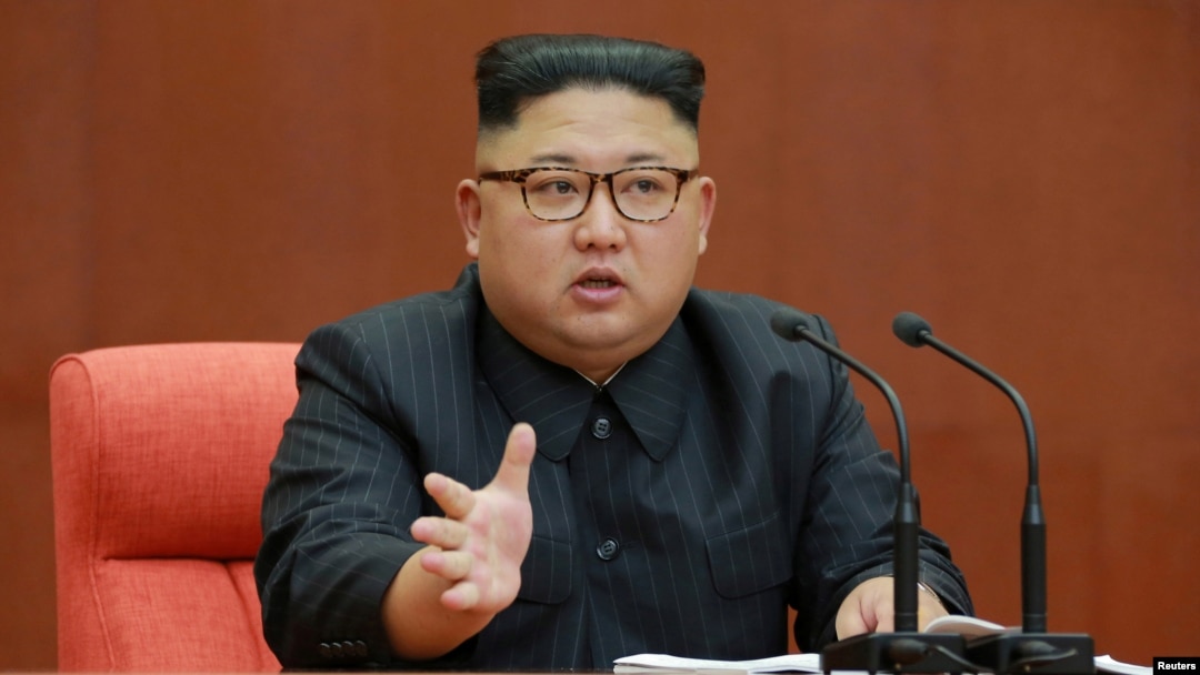 Arhiva - Kim Džing Un govori tokom Drugog plenuma Sednog Centralnog komiteta Radničke partije Koreje u Kumsusan palati sunca, na nedatiranoj fotografiji Korejske centralne novinske agencije (KCNA) u Pjongjangu, 8. oktobra 2017.