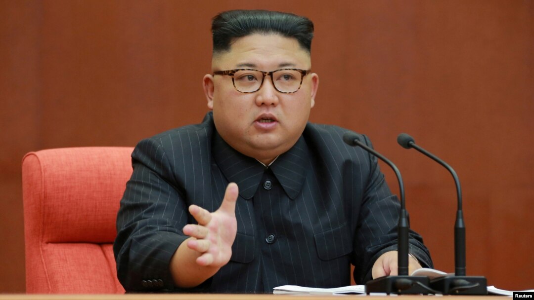 Kim Džong Un govori tokom Drugog plenuma Sedmog Centralnog komiteta Komnističke partije Koreje u Kumsusan Palati sunca, na fotografiji koju je objavila KCNA 8. oktobra 2017.