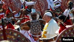 Paus Fransiskus disambut para penari saat tiba di bandar udara Kolombo (13/1).