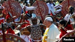 El papa Francisco es saludado a su llegada al aeropuerto de Colombo, el martes, 13 de enero, de 2015.