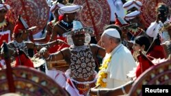 Paus Fransikus disambut tarian saat tiba di bandar udara Kolombo, Sri Lanka (13/1).