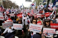 Supporters of former South Korean President Park Geun-hye stage a rally to call for her release near the Seoul Central District Court in Seoul, South Korea, April 6, 2018.