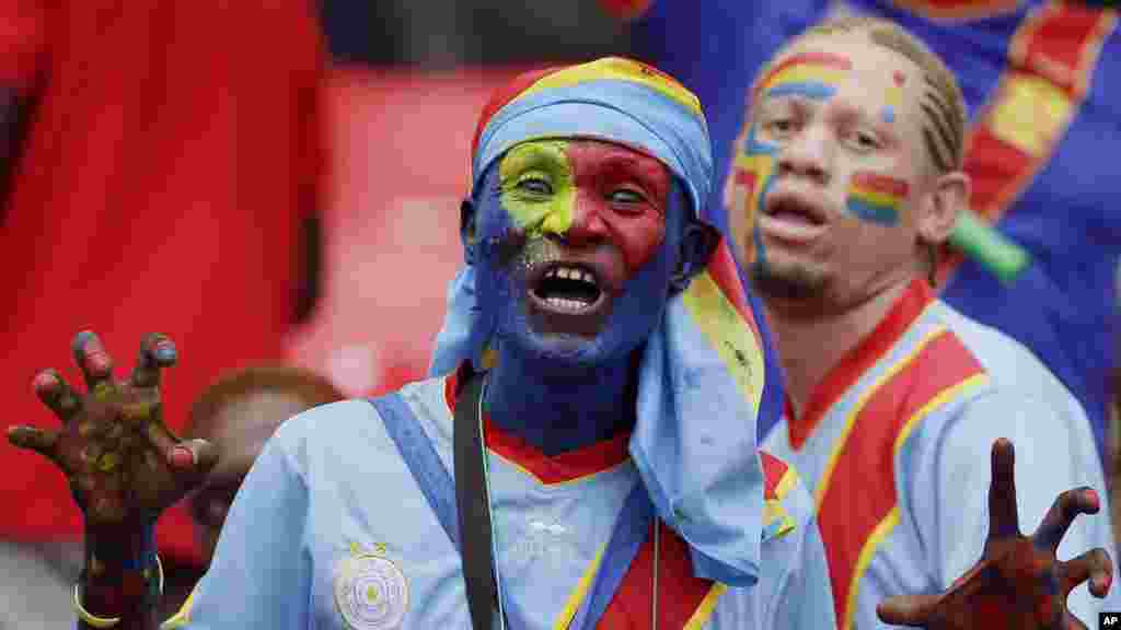 Torcedores da República Democrática do Congo reagem no jogo de quarto de final da ACP.