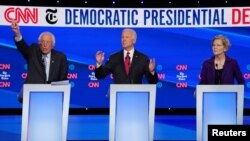 Dari kiri: Senator Bernie Sanders, mantan Wapres Joe Biden dan Senator Elizabeth Warren dalam cara debat di kota Westerville, negara bagian Ohio hari Selasa (15/10) malam.