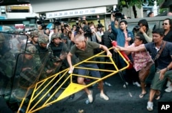 Protesters scuffle with Thai soldiers during an anti-coup demonstration at the Victory Monument in Bangkok, May 28, 2014.