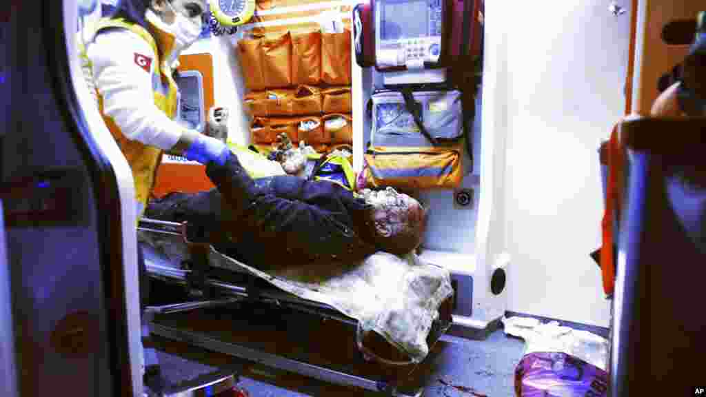 Un médecin soigne un homme blessé lors de l'attentat, Turquie, 13 mars 2016.