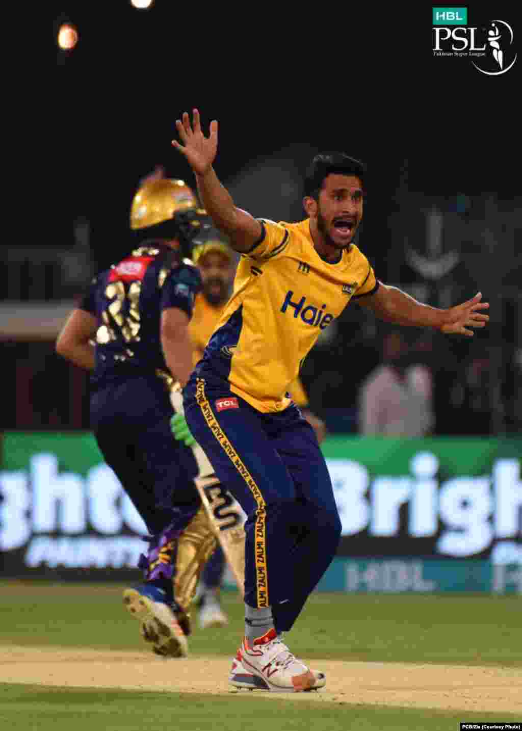 قذافی اسٹیدیم لاہور میں پاکستان سپر لیگ کے پشاور زلمی اور کوئٹہ گلیڈی ایٹرز کے درمیان پلے آف میچ&nbsp; کی تصویری جھلک ۔