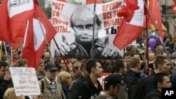 Warga Rusia melakukan unjuk rasa di St. Petersburg, memrotes kenaikan harga dan meningkatnya angka kemiskinan (foto: dok).