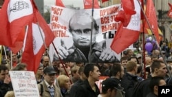 Manifestants disant à Poutine à Saint-Pétersbourg, en Russie, le 15 septembre 2012 : "Prix, tarifs et augmentation de la pauvreté, vous avez choisi tout celà". 