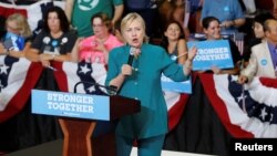 Ứng cử viên Tổng thống bên đảng Dân chủ Hillary Clinton phát biểu trong một buổi mít tinh tại Trường Trung học Lincoln ở Des Moines, Iowa, ngày 10 tháng 8 năm 2016. 