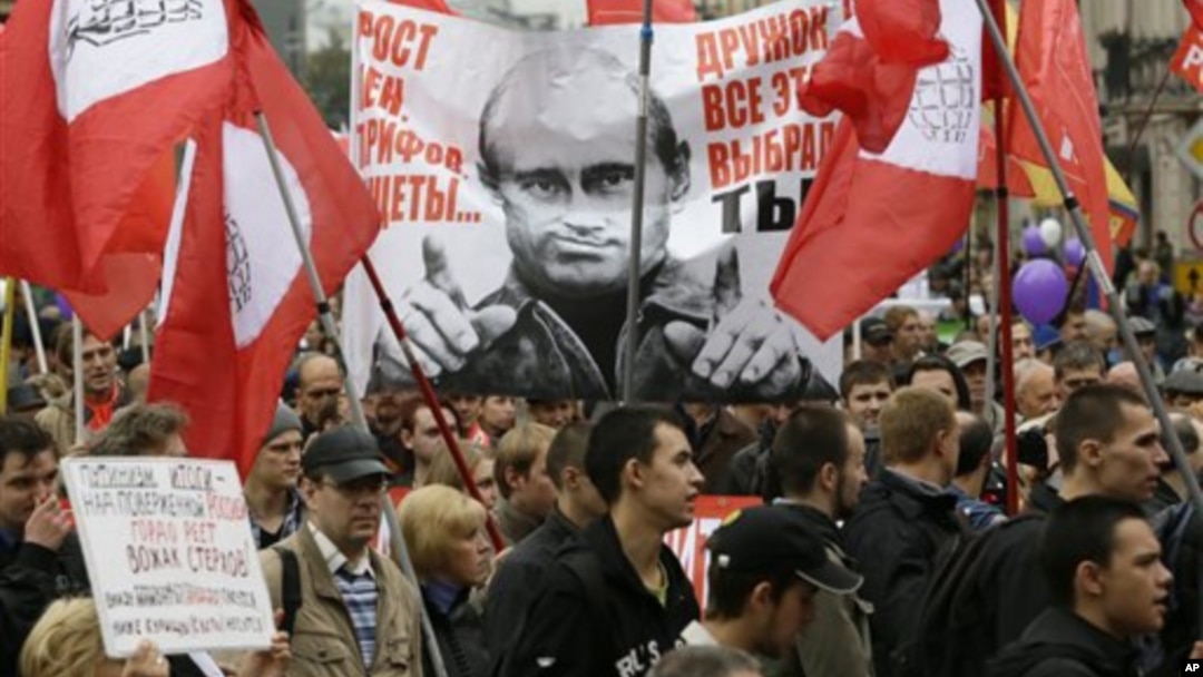 Warga Rusia melakukan unjuk rasa di St. Petersburg, memrotes kenaikan harga dan meningkatnya angka kemiskinan (foto: dok).
