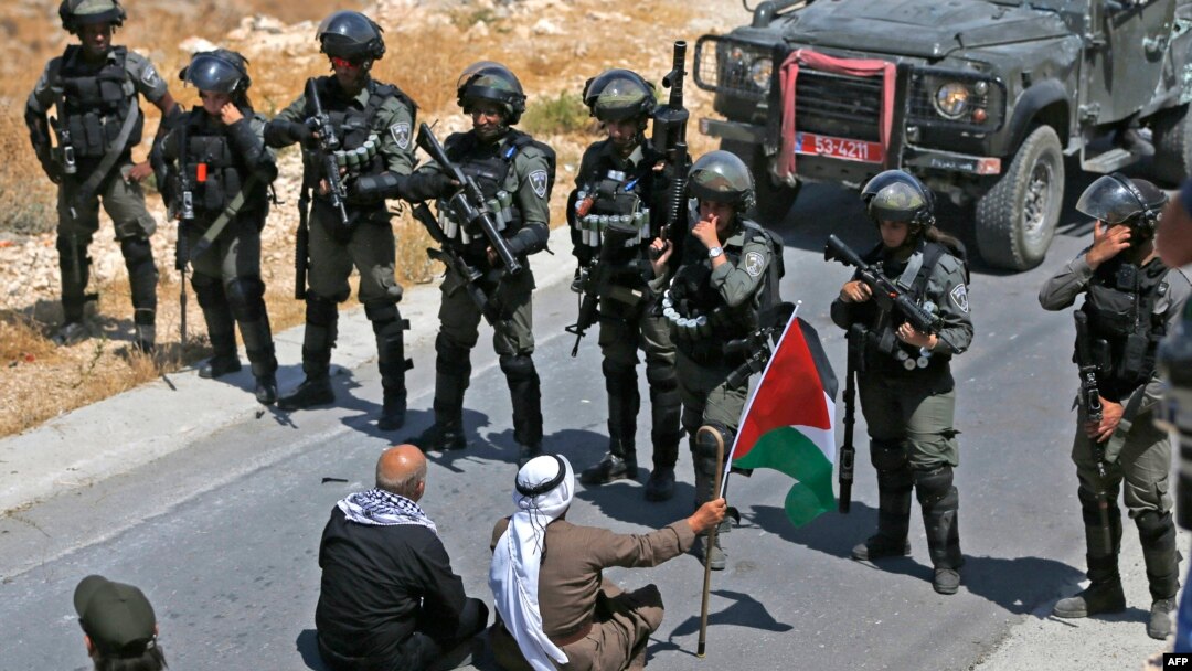 Warga Palestina melakukan aksi duduk untuk memprotes pengambilan paksa tanah warga Palestina oleh Israel, di Desa Kafr Malik, timur laut Ramallah di Tepi Barat yang diduduki Israel, 16 Agustus 2019.