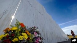 Seorang pengunjung di tugu Peringatan Nasional Penerbangan 93 di Shanksville, Pennsylvania, dalam peringatan 18 Tahun, serangan teroris 11 September. (Foto: AP)