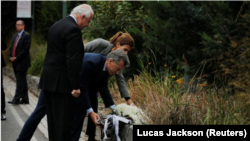 Presiden Argentina, Mauricio Macri dan Ibu Negara Juliana Awada meletakkan tanda mata di , lokasi penyerangan di New York, 6 November 2017. 