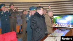 Pemimpin Korea Utara Kim Jong Un saat menyaksikan peluncuran roket di Pyongyang (7/2) (Foto: KCNA). 