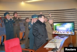Lãnh đạo Bắc Triều Tiên Kim Jong Un và các giới chức ăn mừng vụ phóng hỏa tiễn tại Bình Nhưỡng, ngày 7/2/2016.