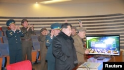 Kiongozi wa Korea Kaskazini Kim Jong Un akitizama kufyetuliwa kwa roketi katika picha hiyo isiyojulikana imepigwa lini iliyotolkewa na shirika habari la (KCNA) mjini Pyongyang, Feb. 7, 2016.