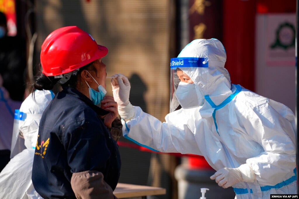 12月21日西安市民在接受核酸检测。(photo:VOA)
