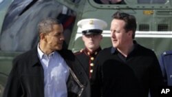 Tổng Thống Obama và Thủ Tướng Anh đáp một chuyến bay trên chuyên cơ của Tổng Thống Mỹ đến thành phố Dayton ở bang Ohio