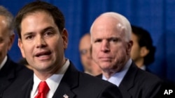 Los senadores republicanos Marco Rubio y John McCain están entre los patrocinadores de la medida.