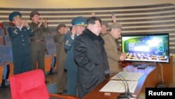 Kim Jong Un regarde les images du lancement de la fusée dans cette image diffusée par l'agence de presse nord-coréenne. Pyongyang, 7 février 2016. (REUTERS/KCNA)