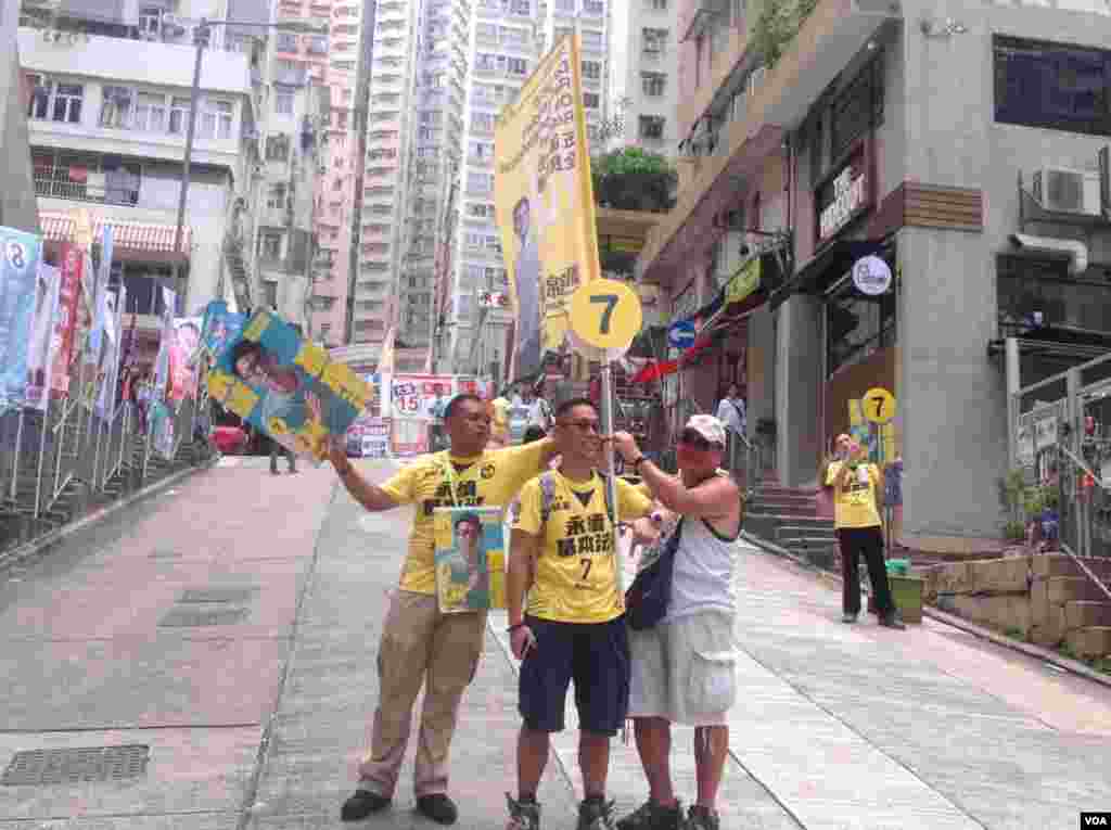 为港岛区热血公民候选人郑锦满助选的义工 (美国之音海彦拍摄)