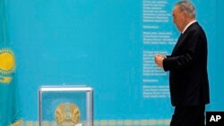 Kazakistan Cumhurbaşkanı Nursultan Nazarbayef oyunu kullanırken