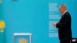 ປ. Nursultan Nazarbayev ແຫ່ງກາຊັກສະຖານ ຍ່າງເຂົ້າໜ່ວຍປ່ອນບັດ ທີ່ນະຄອນຫຼວງ Astana ວັນທີ 26 ເມສາ 2015.