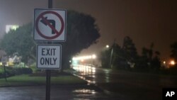 Lluvia y viento azotan Charleston, Carolina del Sur, en la madrugada del jueves, 5 de septiembre, de 2019, a medida que se aproxima el huracán Dorian.