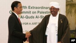 Presiden Joko Widodo (kiri) menyambut tamunya Presiden Sudan Omar al-Bashir yang datang ke Indonesia untuk menghadiri KTT OKI di Jakarta, Senin (7/3).