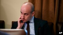 El asesor principal de la Casa Blanca, Stephen Miller, escucha al presidente Donald Trump habla durante una reunión de gabinete en la Casa Blanca en Washington. Foto de archivo.