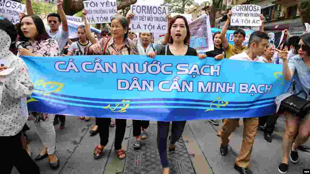 Biểu tình vụ cá chết sẽ lại xuất hiện ở Việt Nam? Cây viết Ralph Jennings chuyên theo dõi các vấn đề ở châu Á trong một bài viết mới đây trên tờ Forbes đã đưa ra nhận định rằng các cuộc biểu tình rất có thể sẽ xuất hiện trở lại ở Việt Nam vì nhiều người vẫn muốn đòi chính phủ minh bạch thông tin về những vụ cá chết hàng loạt xảy ra cách nay hai tháng. 