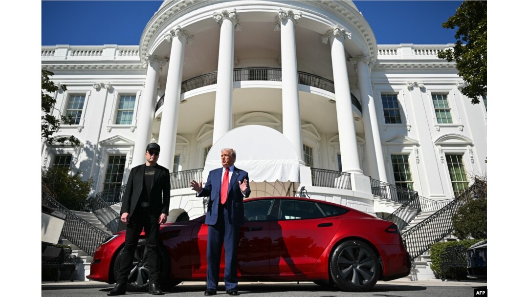 Tramp i Mask sa crvenim Tesla vozilom, ispred Bele kuće, 11. marta 2025.