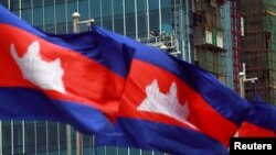 Bendera nasional Kamboja terlihat di Phnom Penh, Kamboja, 7 Oktober 2016. (Foto: REUTERS/Samrang Pring)