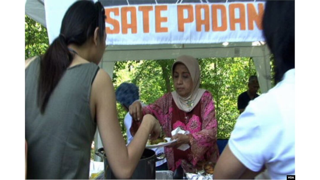 Sate padang menjadi salah satu menu populer dalam acara ini.