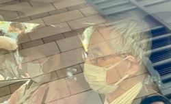 82岁的资深大律师李柱铭争取香港民主自由超过30年，4月1日因反送中运动维园8-18案被定罪，他在判决后乘车离开法院 （美国之音/汤惠芸）