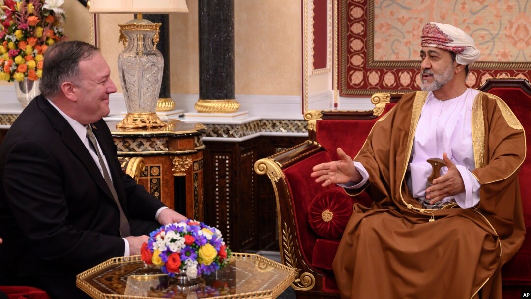 Sultan Haitham bin Tariq Al Said bersama Menteri Luar Negeri AS Mike Pompeo (kiri), di istana al-Alam, Muscat, Oman, 21 Februari 2020.