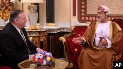 Sultan Haitham bin Tariq Al Said bersama Menteri Luar Negeri AS Mike Pompeo (kiri), di istana al-Alam, Muscat, Oman, 21 Februari 2020.