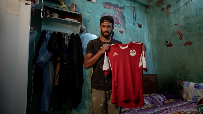 Egyptian Soccer Player Becomes Street Vendor During Crisis