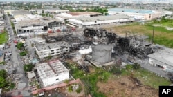 Dalam foto udara drone yang disediakan oleh Disaster Response Associations Thailand ini, hanya kerangka logam bengkok yang tersisa dari pabrik kimia yang terbakar Selasa, 6 Juli 2021, di Samut Prakan, Thailand. (Disaster Response Associations Thailand via AP)