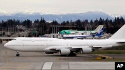 Пассажирский авиалайнер «Боинг-747-8» (архивное фото)