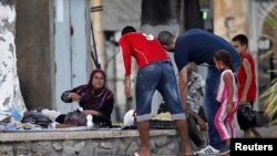 Des Algériens sont bénévoles pour aider les familles syriennes au port Said à Alger, Algérie, le 30 juillet 2012.