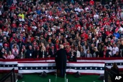 El presidente Donald Trump preside un evento de campaña en el Centro Agrícola Pickaway, en Circleville, Ohio, el sábado 24 de octubre de 2020.