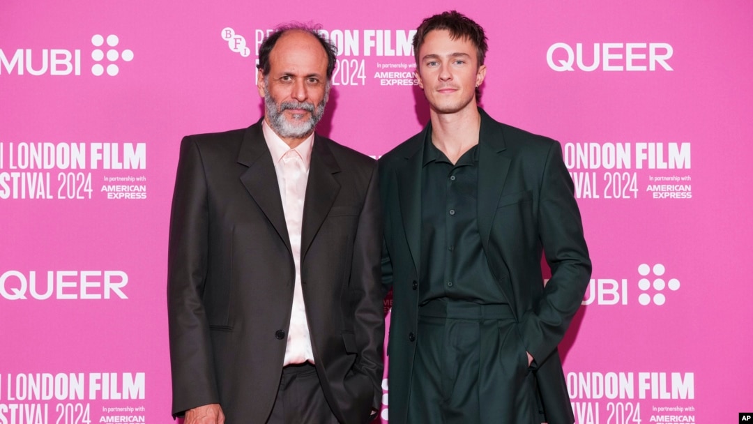Sutradara Luca Guadagnino (kiri) dan aktor Drew Starkey berfoto dalam penayangan perdana film "Queer" di Festival Film London, 17 Oktober 2024 di London. (Foto: Scott A. Garfitt/Invision/AP)
