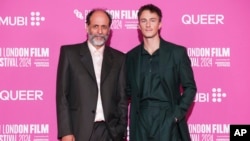 Sutradara Luca Guadagnino (kiri) dan aktor Drew Starkey berfoto dalam penayangan perdana film "Queer" di Festival Film London, 17 Oktober 2024 di London. (Foto: Scott A. Garfitt/Invision/AP)