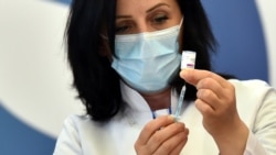 Foto: ARHIVA - Zdravstvena radnica priprema dozu Astra Zeneka vakcine u Prištini, 29. marta 2021.