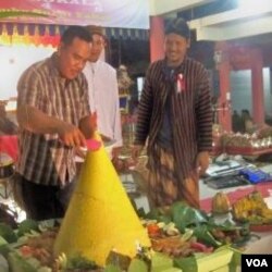 Pemotongan Tumpeng usai didoakan pada acara peringatan Gereget Suro (26/11).